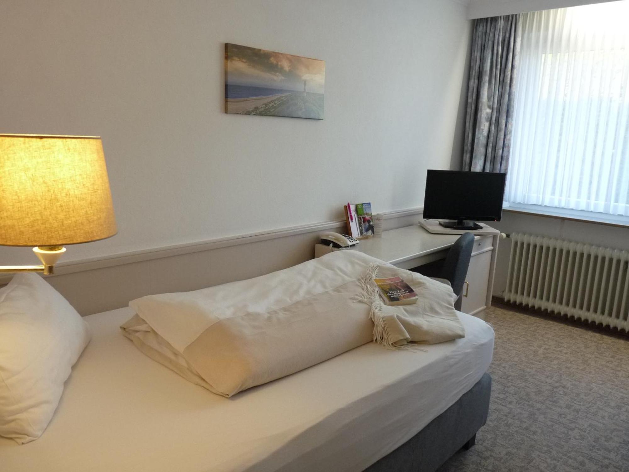 Hotel Zum Rosenteich Бад-Цвишенан Экстерьер фото