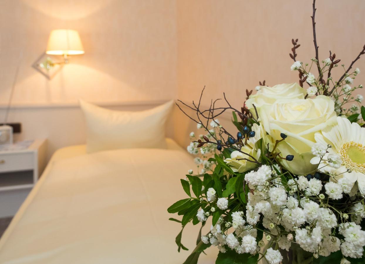 Hotel Zum Rosenteich Бад-Цвишенан Экстерьер фото